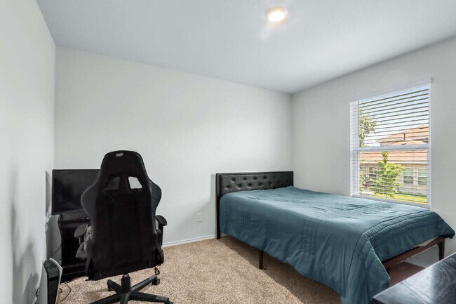 Building Photo - "Charming 4-Bedroom Retreat with Spacious ...