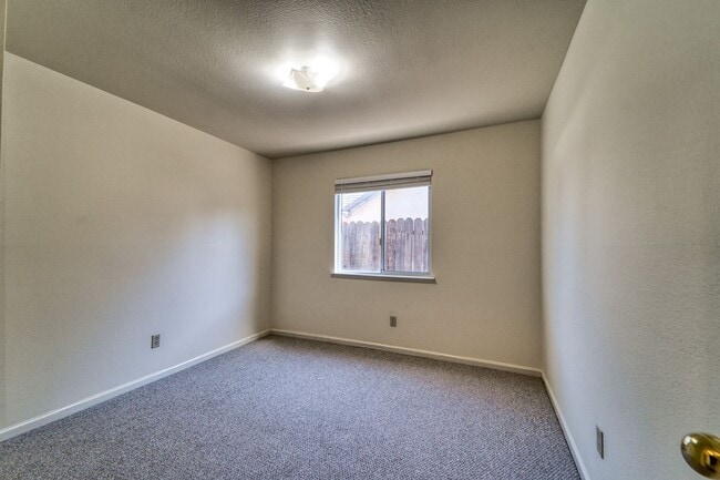 Building Photo - Spacious 4-Bedroom Home Near Happy Park