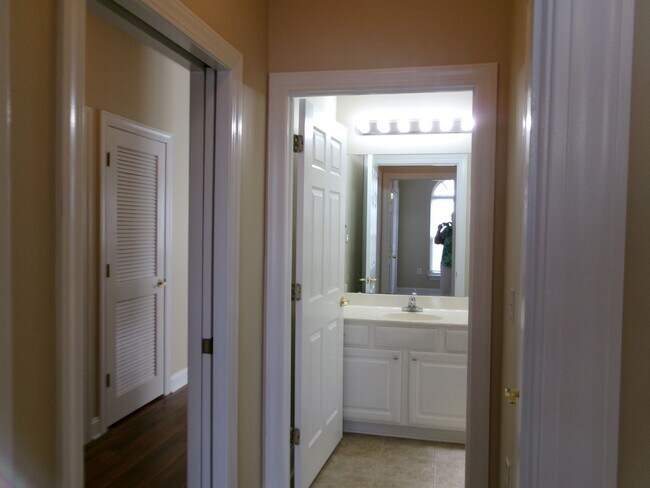 Building Photo - 3 bedroom, 2 bath condo located in Fountai...