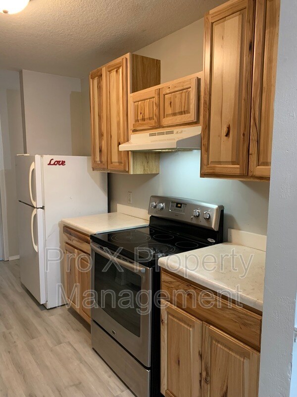 Building Photo - 3802 College View Dr