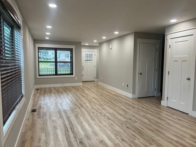Building Photo - Beautiful home 3 minutes from ETSU!