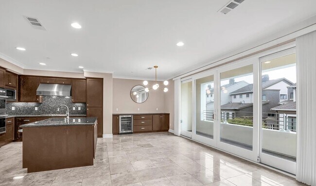 Dining area with beverage center - 138 Summit Way