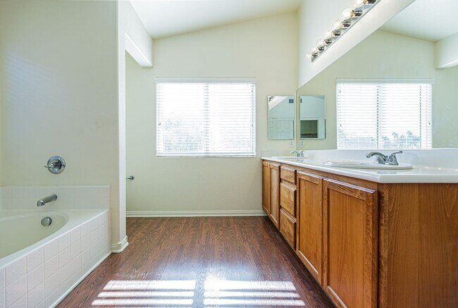 Building Photo - Beautiful 2 story Home