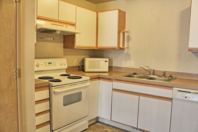 Building Photo - Two Bedroom Two Bath Ground Floor Condo for Rent!