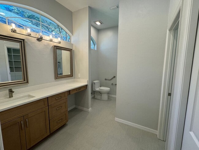 Building Photo - Stunning 3/2 in Haile