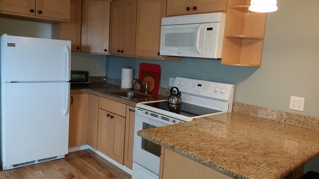 Fully equipped kitchen, granite countertops - 8855 39th Ave SW