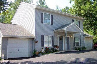 Building Photo - Great duplex with garage