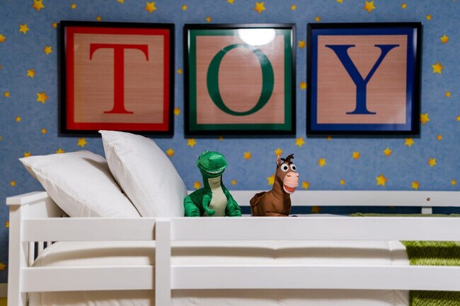 Building Photo - 2422 Dubai St