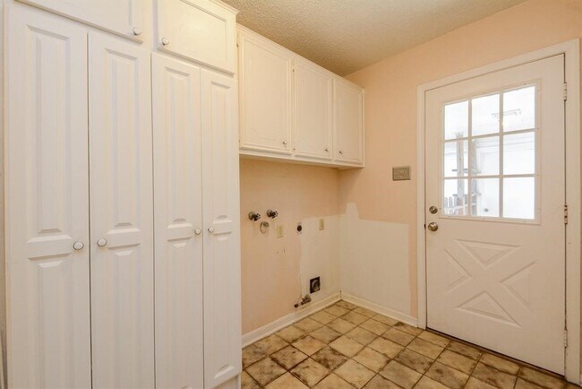 Building Photo - 5731 Old Lodge Dr