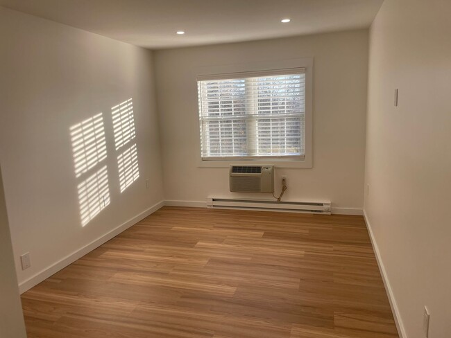 Building Photo - Newly Renovated Condo For Rent in Riverside!