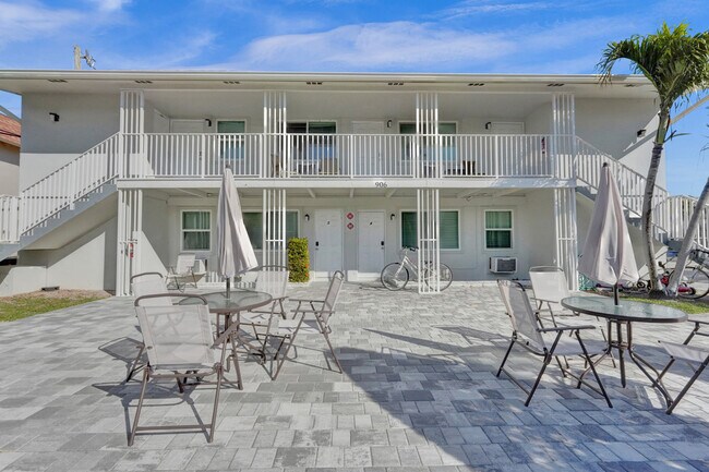 Building Photo - 906 N Riverside Dr