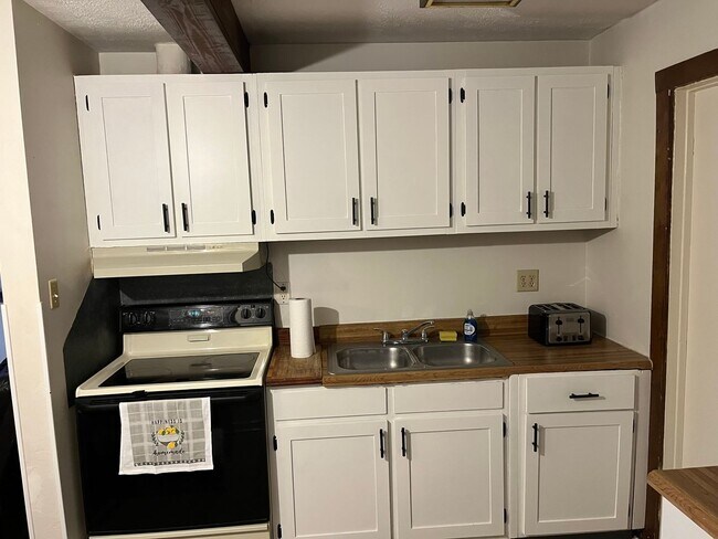 Building Photo - 233 S 4th St