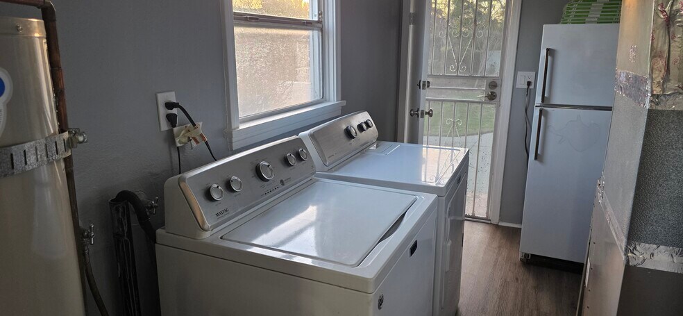 Building Photo - 3304 N Mountain View Ave