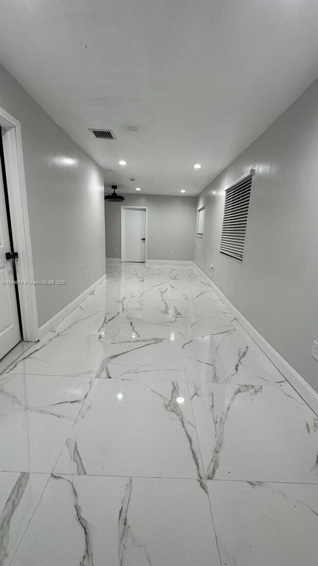 Building Photo - 15775 N Miami Ave