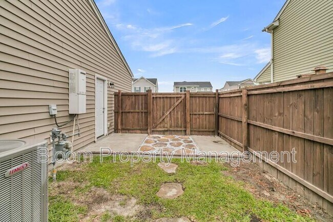Building Photo - 450 Carrara Dr