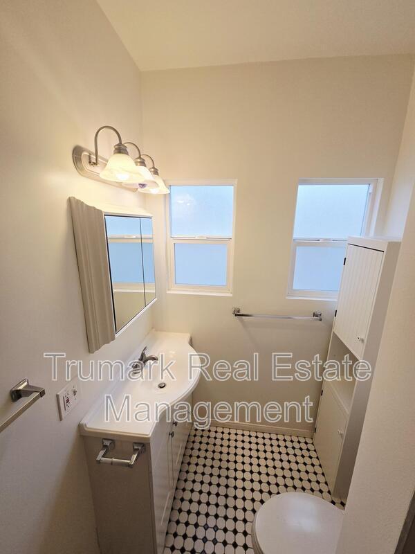 Building Photo - 4315 Avocado St