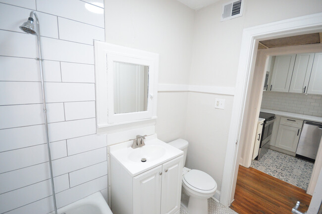 Building Photo - 720 W 38th St