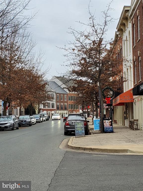 Building Photo - 420 Main St