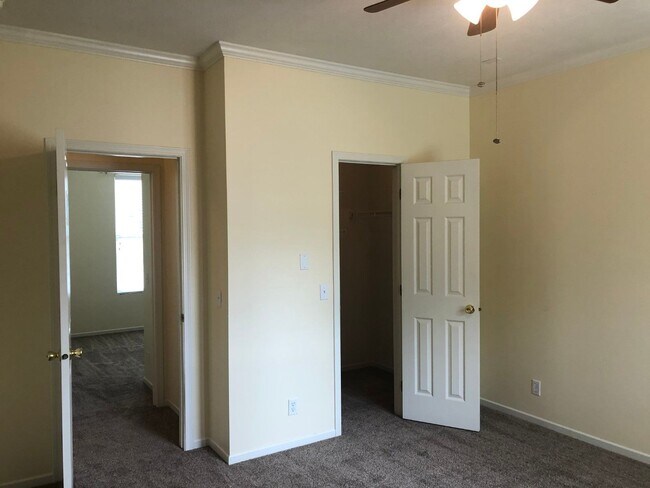 Building Photo - Great Home For Rent in Bellevue!