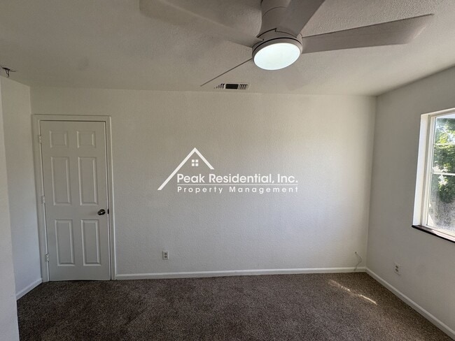 Building Photo - Great 4 Bd/2.5Ba Duplex with 1 Car Garage!