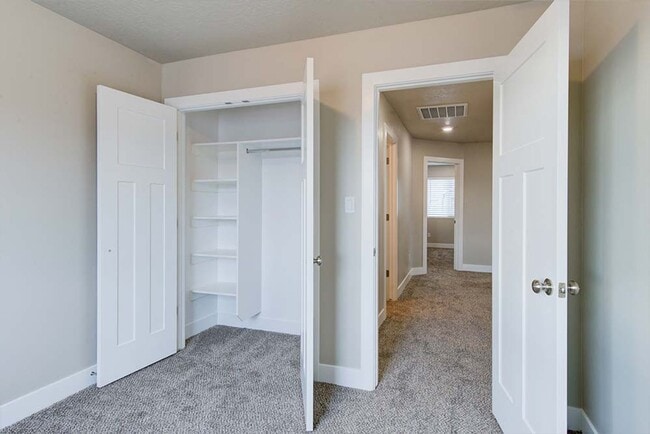 Building Photo - Elite 4 bedroom Townhome/Move in specials!