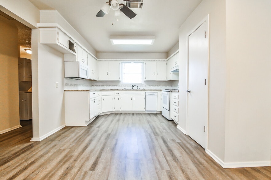 Building Photo - 711 6th Plz