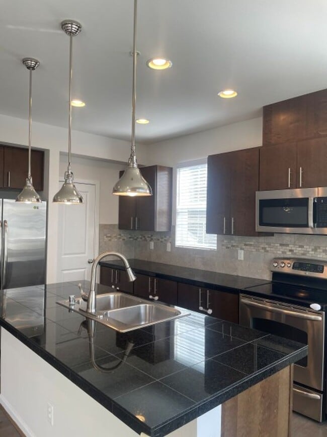 Building Photo - 3bd/2.5ba Lynnwood Townhome