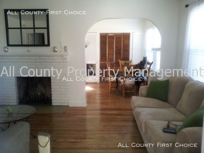 Building Photo - Cute home screened in porch fenced back yard