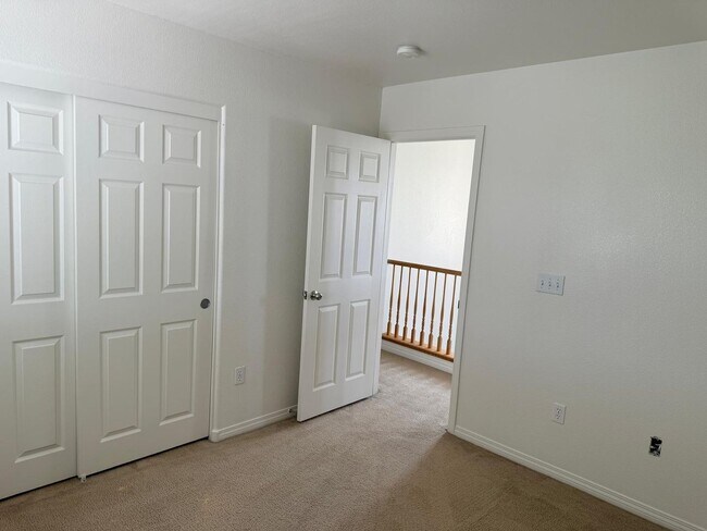 Building Photo - 3 BEDROOMS HOME WITH 2.5 BATHROOMS