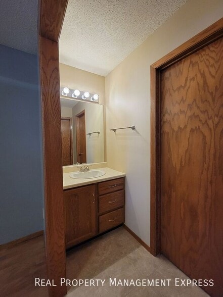 Building Photo - Great 4 Bed 2 Bath House with 2-stall atta...