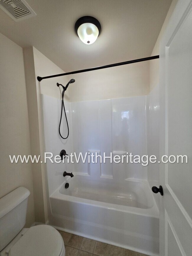 Building Photo - ABSOLUTELY BEAUTIFUL 5 BEDROOM/ 4.5 BATH HOME YOU DONT WANT TO MISS.