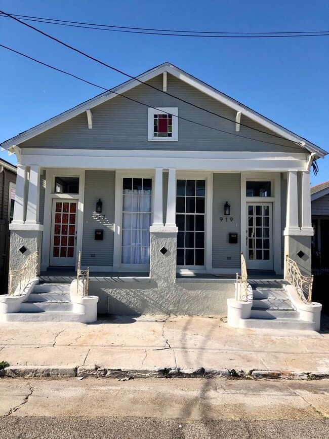 Building Photo - 917- 919 N Prieur