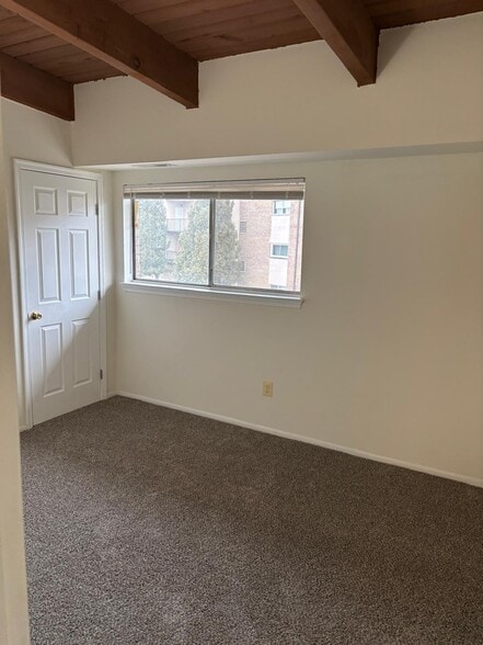 Building Photo - 7609 Fontainebleau Dr