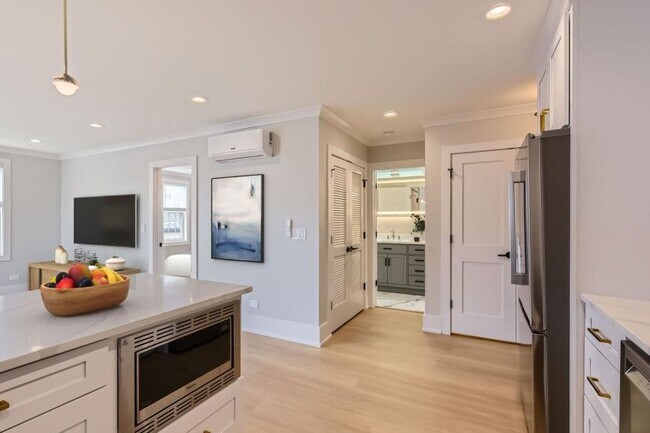 Building Photo - 0 bedroom in Chicago IL 60640