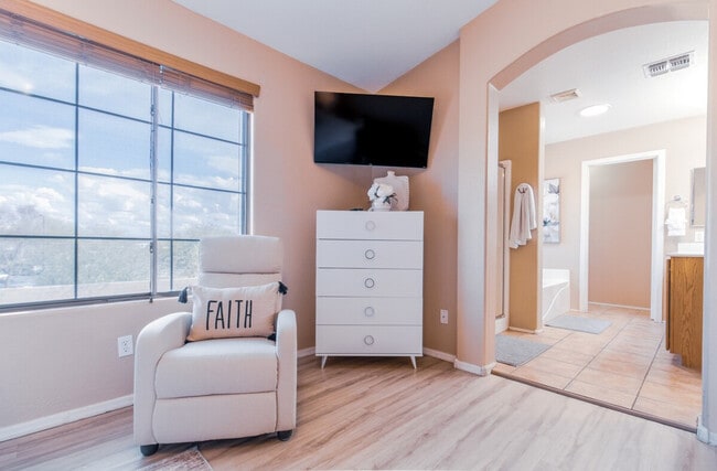 Building Photo - 1550 N Desert Willow St