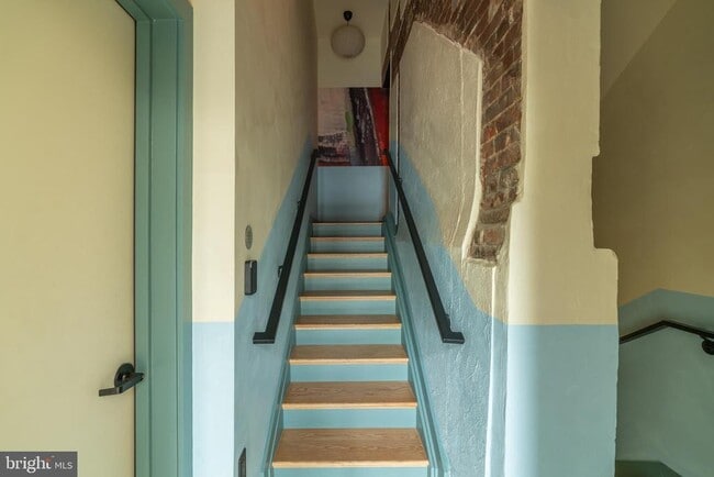 Building Photo - 711 G St SE