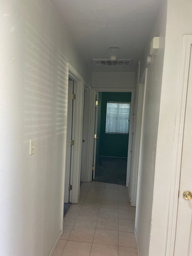 Building Photo - 3 bedroom 1 bath sweet home