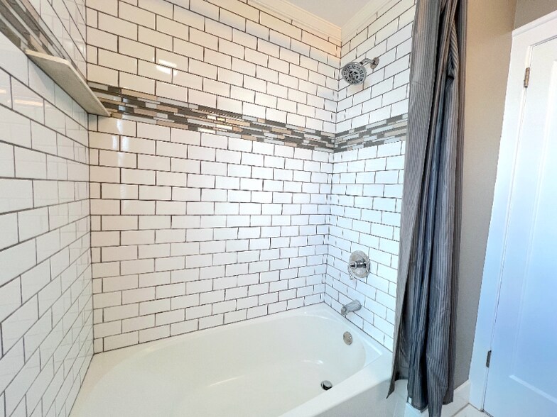 Building Photo - 4400 Devonshire Rd