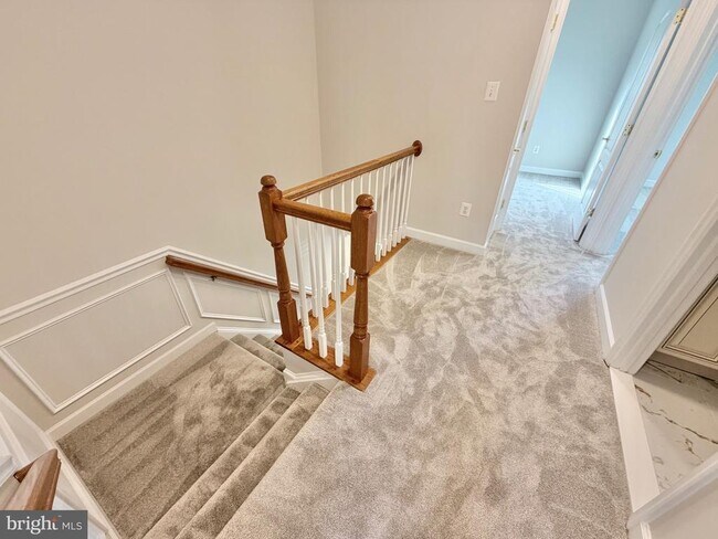 Building Photo - 300 Garden View Square