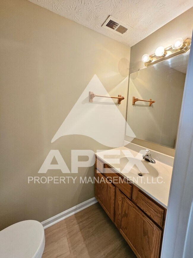 Building Photo - MOVE-IN SPECIAL,NO RENT TIL JUNE 1ST! - Nice 2 Bd | 1.5 Ba Townhouse in West Knox Condo Community!