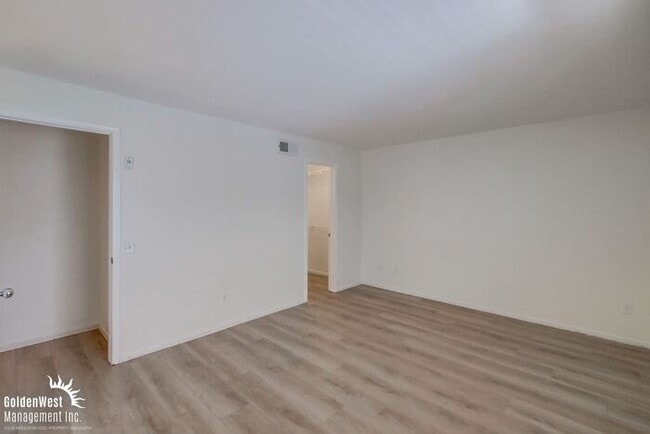 Building Photo - Elegant Dual Master 2Bdm 2.5Ba Townhome in...