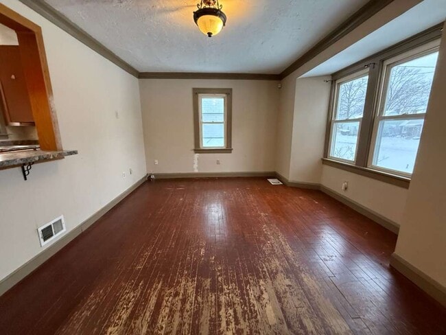 Building Photo - 2 BED, 1 BATH BEAUTIFIL SINGLE-FAMILY HOME IN EUCLID!