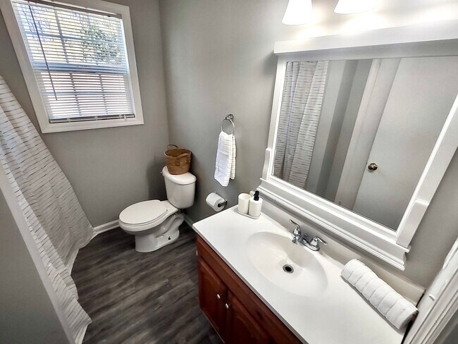 Building Photo - Spacious 3 bed 2 Bathroom House in Peace Haven Rd Winston-Salem