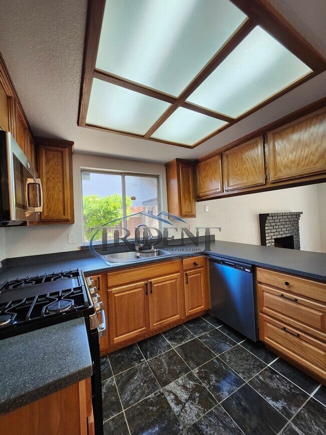 Building Photo - 3 bedroom, 2 bath house