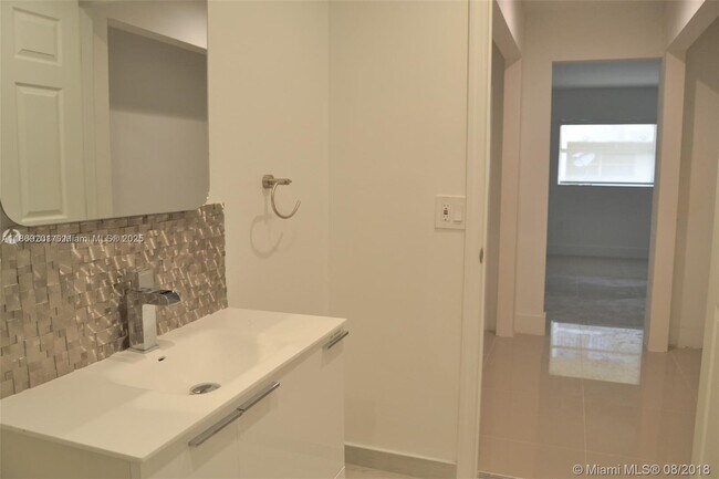 Building Photo - 9375 Fontainebleau Blvd