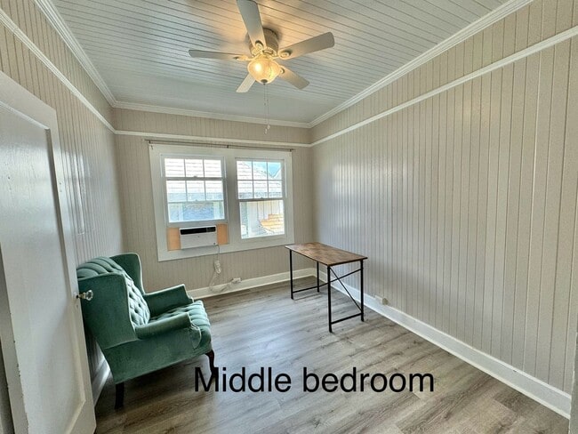 Building Photo - Charming detached single family Kaimuki 3 bdrm, 1 bath home on level lot