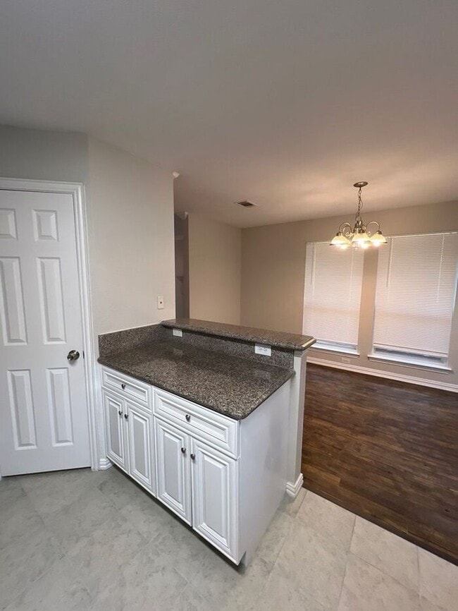 Building Photo - **Modern 3BR/2.5BA Home with Garage & Spac...