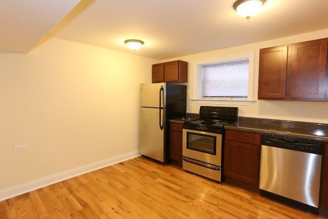 Building Photo - 1141 W Oakdale Ave