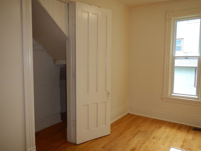 Building Photo - Newly Renovated 1st Floor Apartment with G...