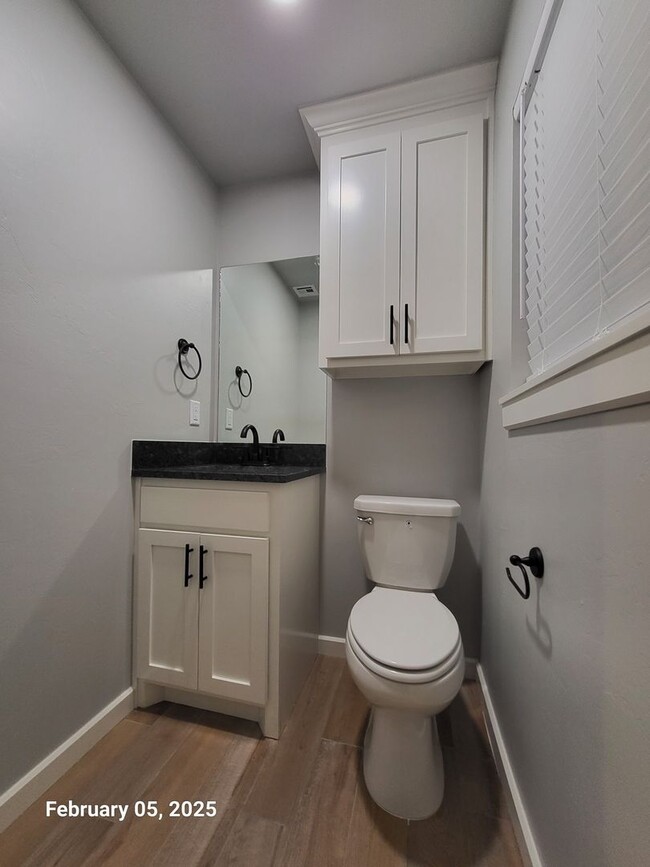 Building Photo - Remodeled (3) Bed/(1.5) Bath Avail Now! Sm...